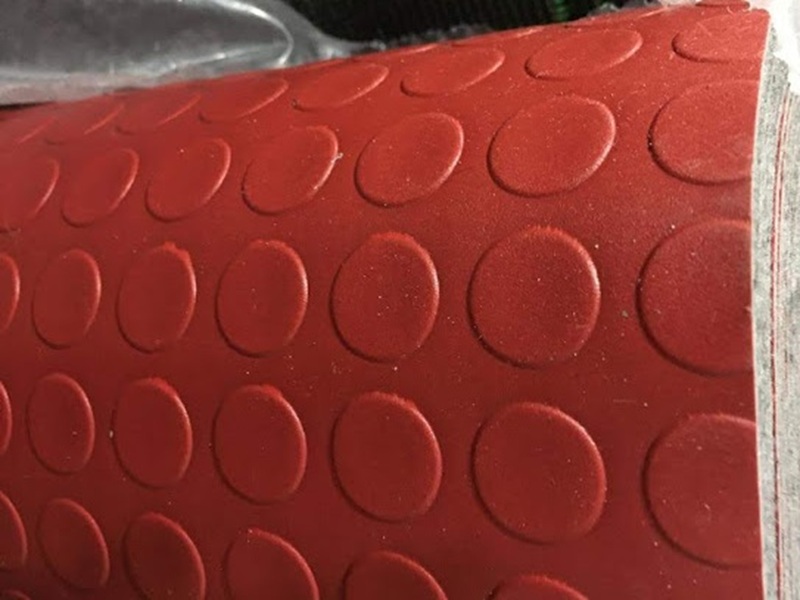 Kırmızı Paralı PVC Zemin Kaplama 1.2mm 1m x 10m – Kaymaz Pul Desenli PVC Mat